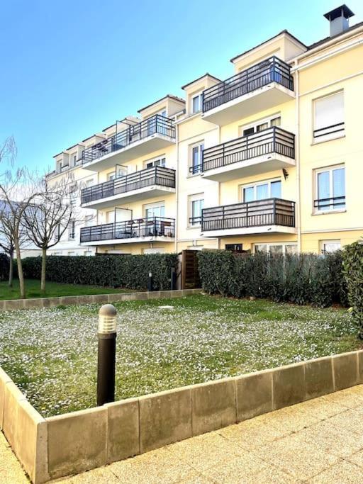 Ferienwohnung Grand F3 A 30Mn De Paris - Terrasse + Parking Prive Saint-Ouen-l'Aumone Exterior foto